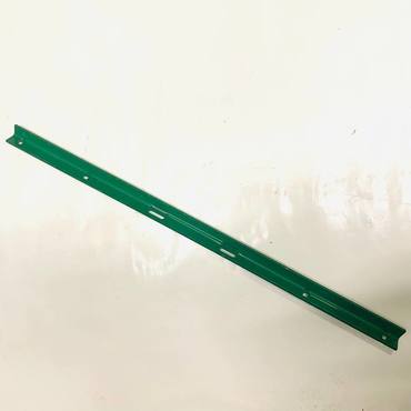 Направляющая поршня E46044 уголок правый John Deere - 850мм