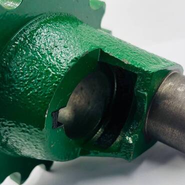 Звездочка привода косы Z11508 с эксцентриком, конусная John Deere z-17, d-33